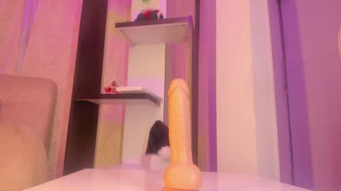 Snapshot of chantall_valkoba chatting on December 4, 4:43 am Chantall online show from December 4, 4:43 am