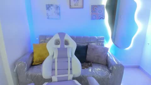 Snapshot of charlote_cowell_sub_ chatting on October 6, 8:02 pm online show from October 6, 8:02 pm