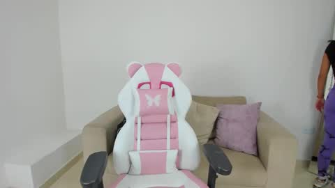 Snapshot of charlote_cowell_sub_ chatting on March 5, 10:33 pm online show from March 5, 10:33 pm
