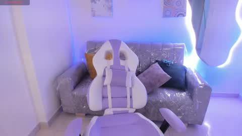 Snapshot of charlote_cowell_sub_ chatting on October 16, 8:22 pm online show from October 16, 8:22 pm