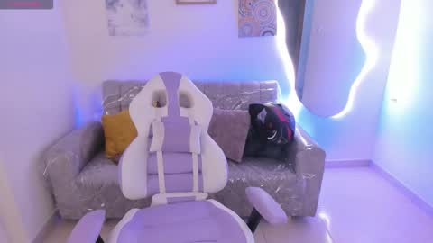 Snapshot of charlote_cowell_sub_ chatting on October 17, 8:23 pm online show from October 17, 8:23 pm