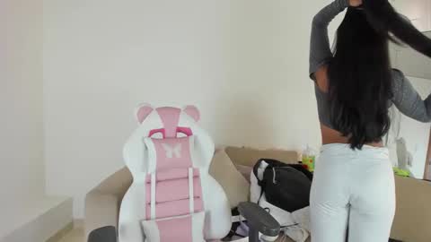 Snapshot of charlote_cowell_sub_ chatting on February 23, 9:33 pm online show from February 23, 9:33 pm