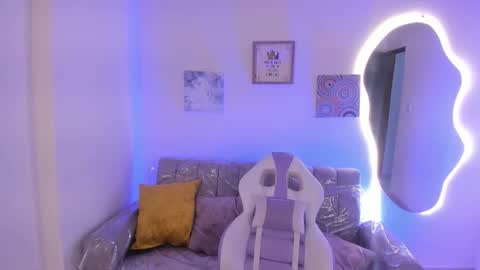 Snapshot of charlote_cowell_sub_ chatting on October 7, 8:57 pm online show from October 7, 8:57 pm