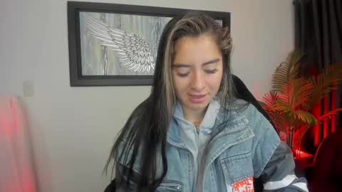 Snapshot of charlote_horny chatting on February 26, 11:43 am Charlote online show from February 26, 11:43 am
