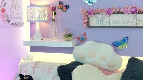 Snapshot of chloe_rem chatting on October 16, 2:14 am . online show from October 16, 2:14 am