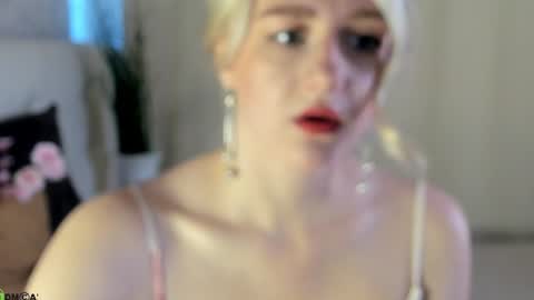Chloe Deccker online show from June 29, 1:01 am
