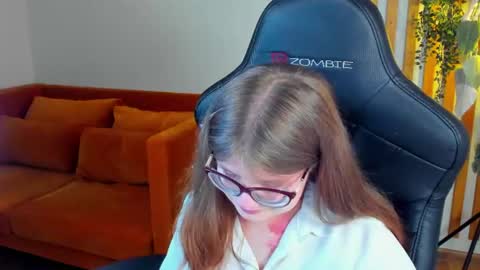 ChloeHalses online show from June 12, 5:10 pm