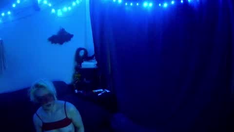 Chloekissxo online show from December 23, 4:50 pm