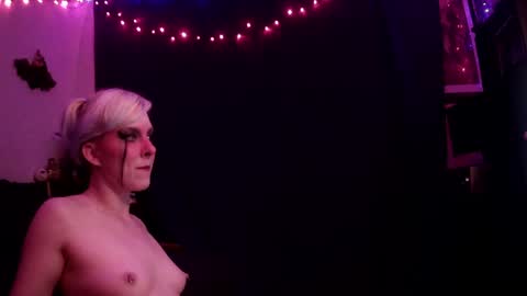 Chloekissxo online show from May 7, 1:21 am
