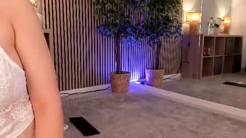Chloe online show from June 22, 3:20 pm