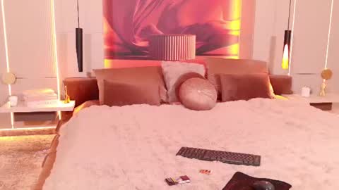 Chloe Vee online show from August 6, 9:16 am