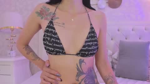 Snapshot of clarisse28 chatting on February 21, 10:48 pm Mistress Clarisse online show from February 21, 10:48 pm