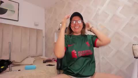 clhoe_johnson_ online show from June 15, 12:38 pm