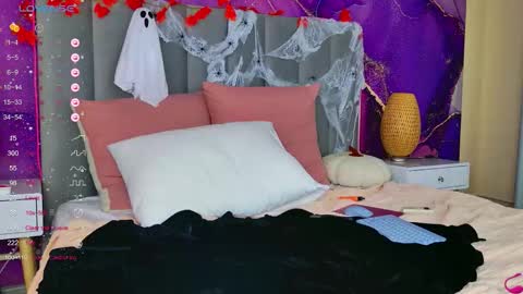 Snapshot of cold_blondie chatting on October 31, 7:34 am Vi 3 online show from October 31, 7:34 am