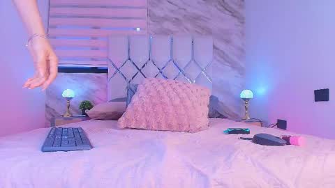 colett online show from November 20, 12:06 pm