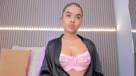 coralineross_ online show from September 27, 11:39 am