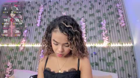 coralineross_ online show from November 5, 11:04 am