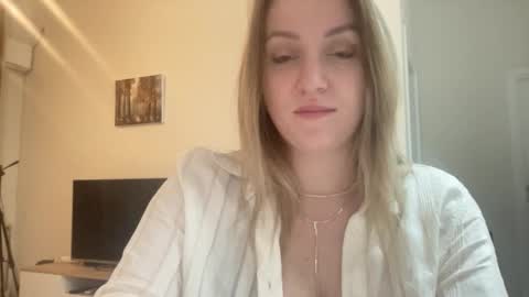 cosmo_blondiee online show from January 7, 7:39 pm