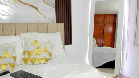 cristal walker online show from February 11, 11:01 am