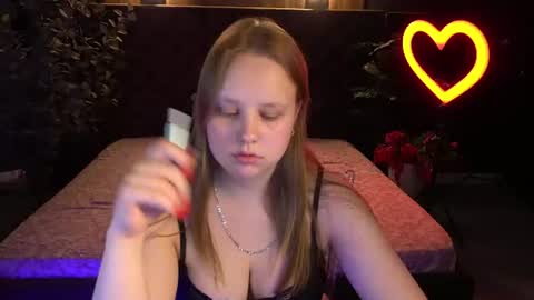 crystallpaws_ online show from June 16, 5:41 am