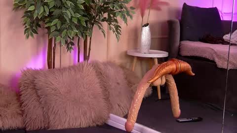 crystallred online show from February 10, 6:05 am