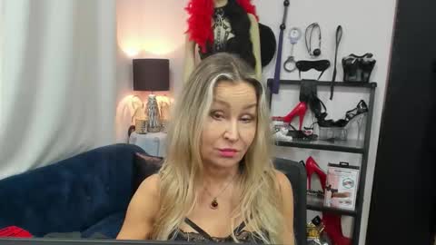 CrystalHotty online show from November 19, 6:35 am