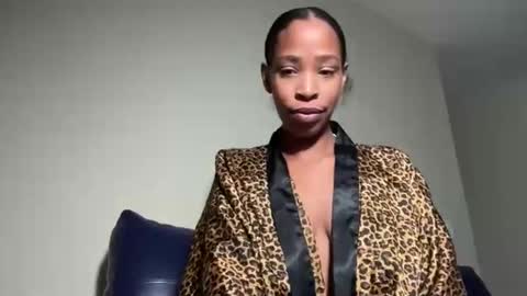 Snapshot of cum2charmxx chatting on October 15, 2:41 pm cum2charmxx online show from October 15, 2:41 pm