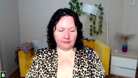 curvy_girlz online show from November 10, 4:35 pm