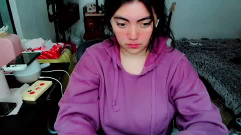 Snapshot of cuteambervi chatting on December 6, 9:01 pm Princess Amber online show from December 6, 9:01 pm