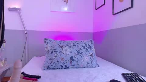 cutepetitee online show from June 10, 8:29 pm