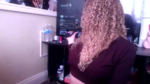 Snapshot of cutiekaylee chatting on October 19, 11:40 pm cutiekaylee online show from October 19, 11:40 pm