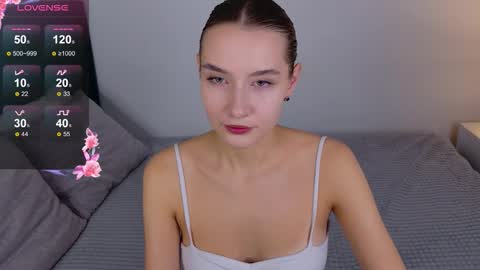 Snapshot of cutiewuwu chatting on October 13, 6:05 am Vivienne online show from October 13, 6:05 am