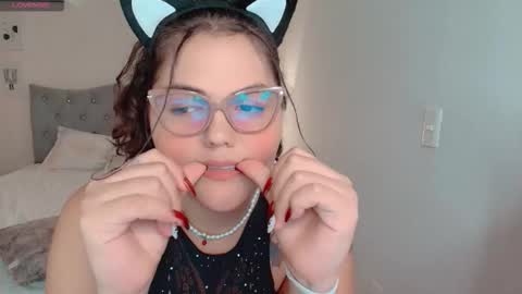 Snapshot of daeneryslove_doll chatting on September 16, 12:40 am daeneryslove_doll online show from September 16, 12:40 am
