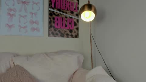 dafne_hillss online show from June 9, 11:42 am