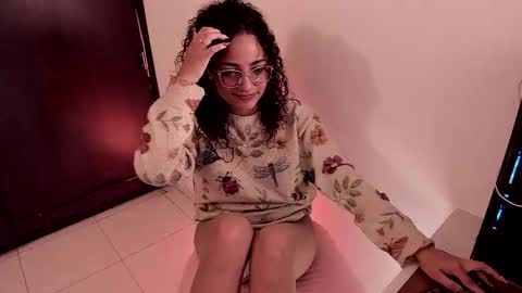 Snapshot of dahliabrowniee chatting on October 1, 6:18 am Dahli online show from October 1, 6:18 am