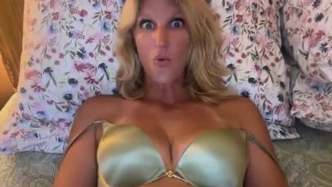 Snapshot of daisy9kat chatting on October 8, 7:51 pm Daisy137 online show from October 8, 7:51 pm