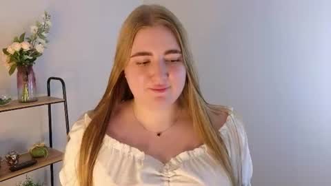 Mia online show from August 6, 10:11 am