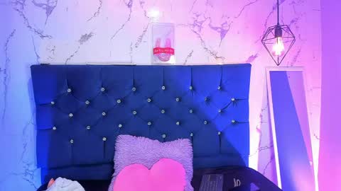 dakotaa_johnson online show from April 22, 3:58 am