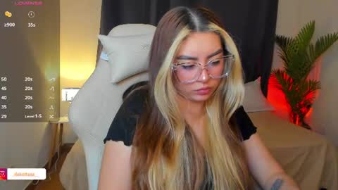dakottaa__ online show from June 25, 1:05 am