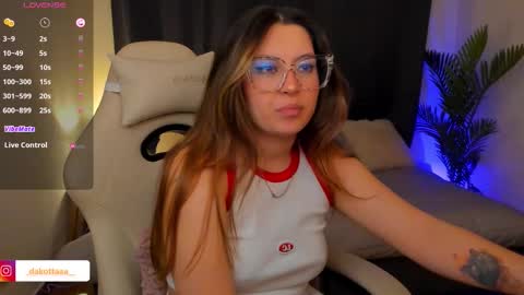 dakottaa__ online show from December 19, 12:59 am