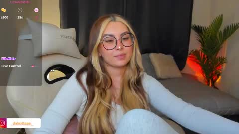 dakottaa__ online show from May 16, 1:19 am