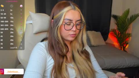 dakottaa__ online show from May 16, 1:30 am