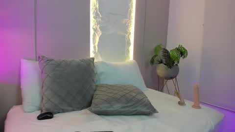 D A L I L A online show from March 13, 8:10 pm