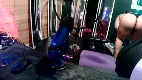 danceswithpleasers94 online show from August 1, 4:14 am