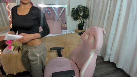 Snapshot of daphnne_tay chatting on February 6, 3:27 am dhapnne online show from February 6, 3:27 am
