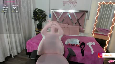 Snapshot of daphnne_tay chatting on March 12, 3:02 am dhapnne online show from March 12, 3:02 am