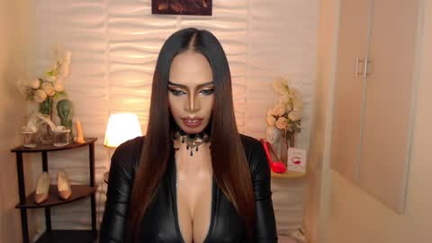 Snapshot of darksoul_mistress chatting on December 18, 10:08 am HAPPY BIRTHDAY MISTRESS MADRIANA online show from December 18, 10:08 am