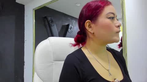 Snapshot of darlingbdsm_ chatting on February 24, 12:35 pm Darling online show from February 24, 12:35 pm