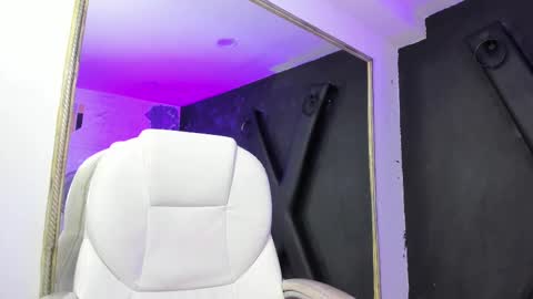 Snapshot of darlingbdsm_ chatting on February 28, 10:39 pm Darling online show from February 28, 10:39 pm
