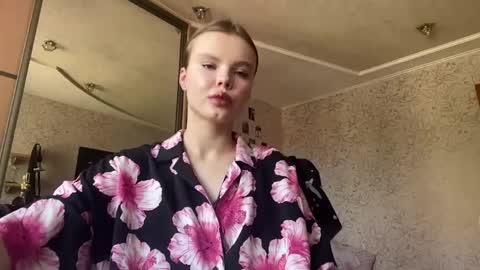 Dee online show from May 24, 9:19 am